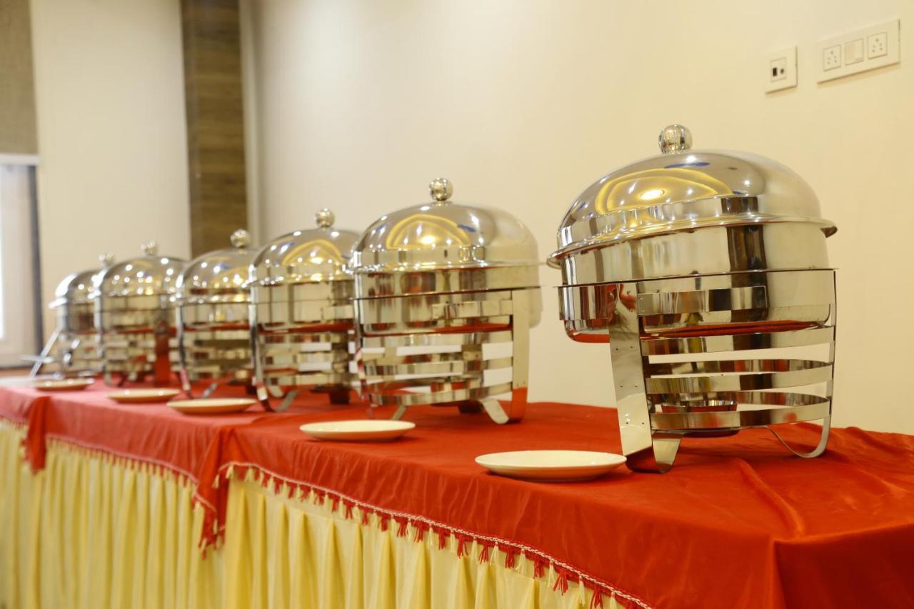 The Eleganza Hotel Jhājra Екстериор снимка