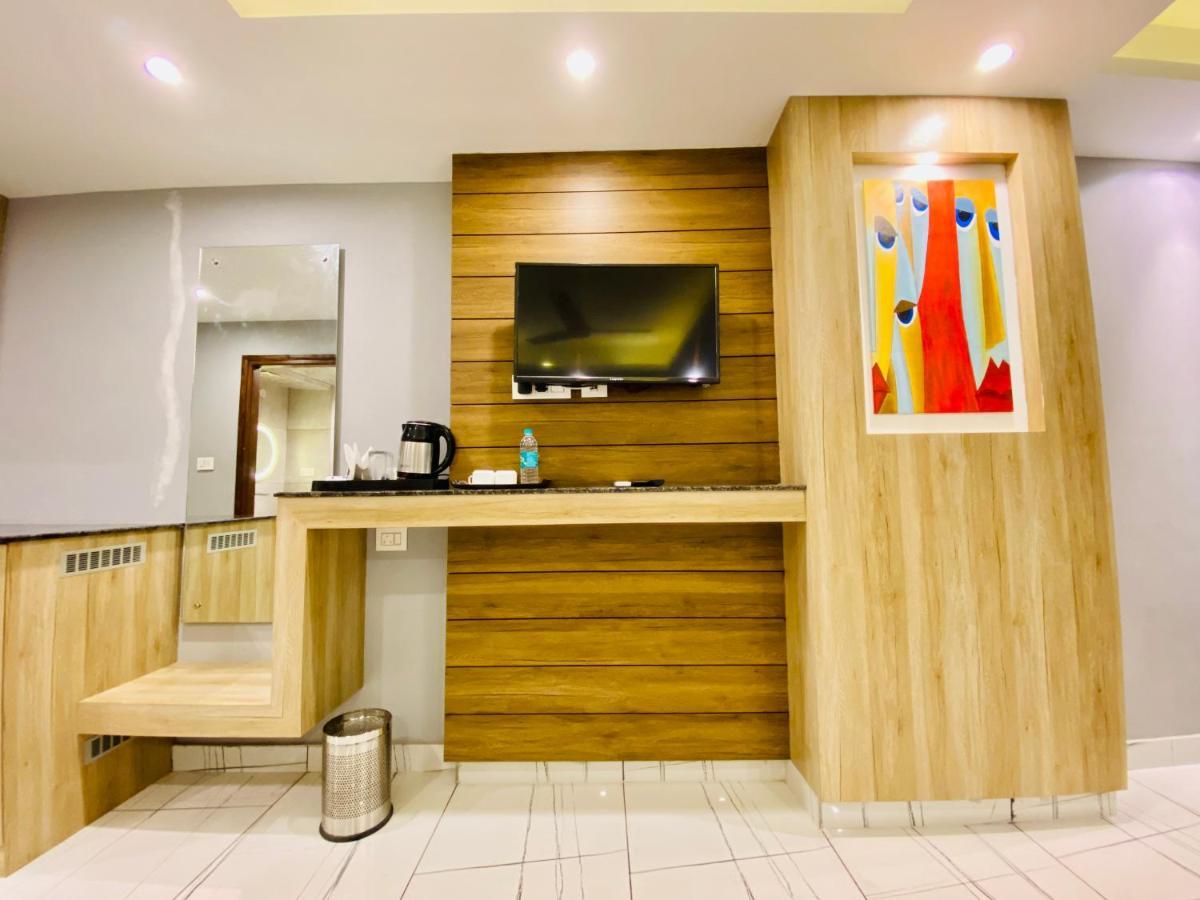 The Eleganza Hotel Jhājra Екстериор снимка
