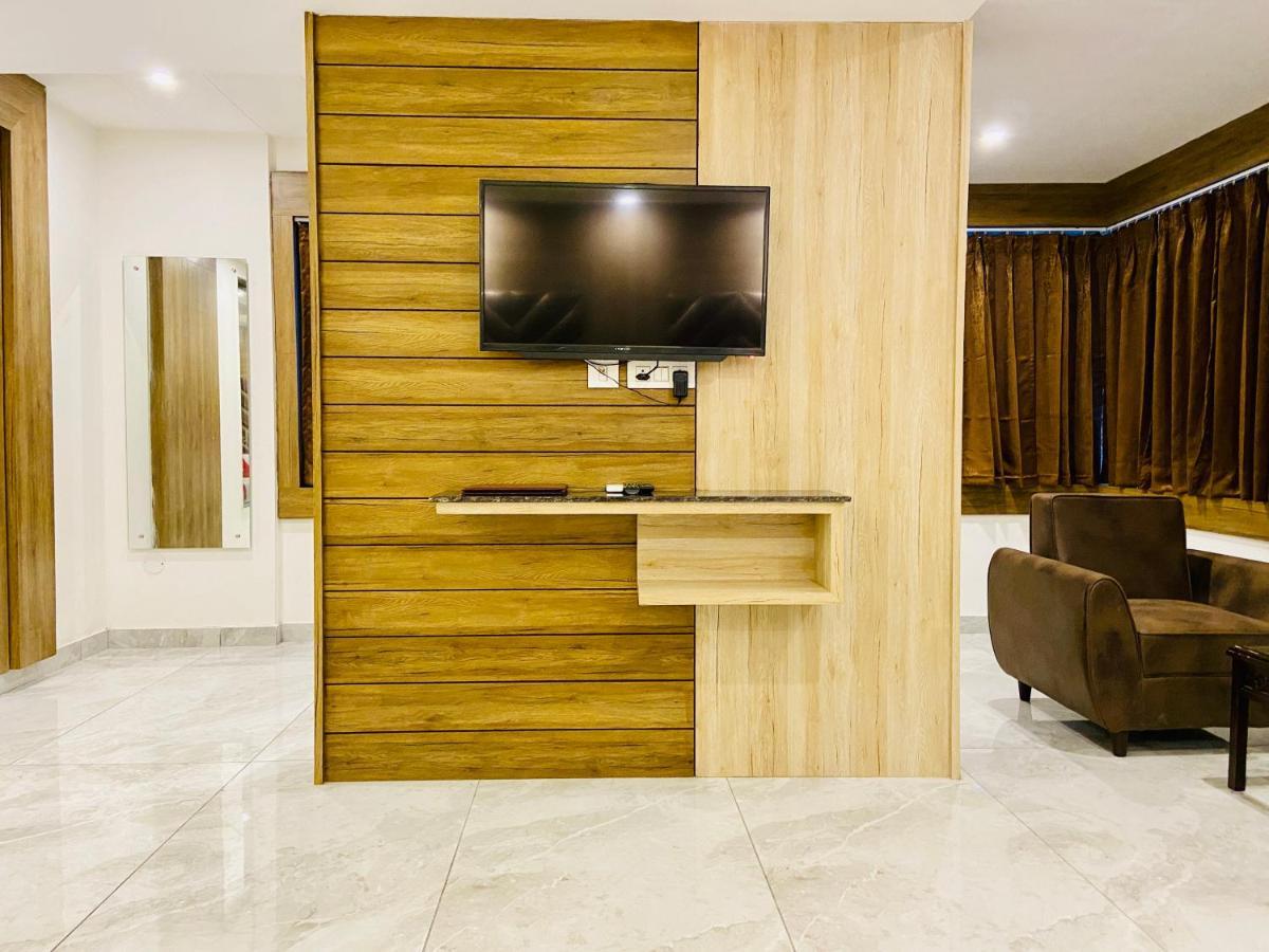 The Eleganza Hotel Jhājra Екстериор снимка