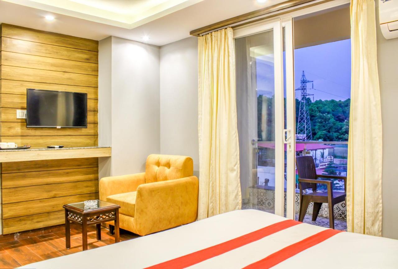 The Eleganza Hotel Jhājra Екстериор снимка